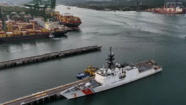 Un barco guardacostas de EEUU en un puerto mercante.