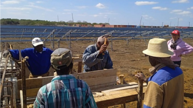 Obreros en la instalación de un parque fotovoltaico en Matanzas.