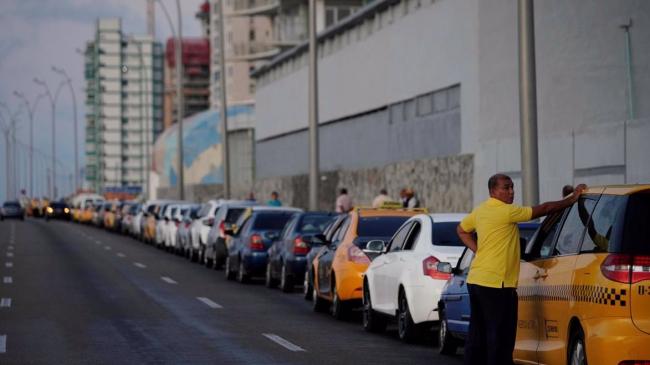 Fila de carros en La Habana para comprar combustible en una gasolinera.