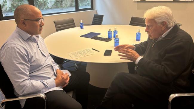 El expresidente del Gobierno español Felipe González (der) durante la entrevista con el periodista Michel Suárez.