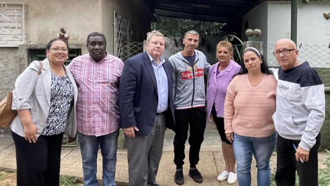 Félix Navarro (primero por la derecha) junto a otros activistas y el embajador de EEUU en Cuba.