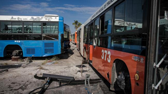 Ómnibus paralizados de la red de transporte de La Habana.