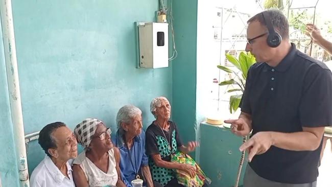 José Daniel Ferrer con ancianas que reciben su ayuda humanitaria.