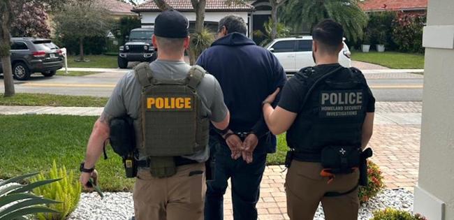 Arresto de un emigrante en Miami.