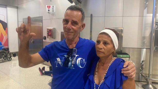 Lázaro Yuri Valle Roca y su esposa en el aeropuerto de Miami.