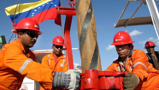 Trabajadores de un pozo petrolífero en Venezuela.