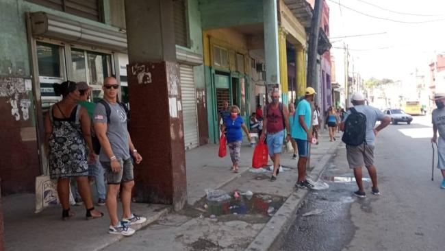Cubanos en una calle de La Habana.