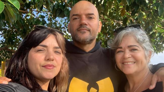 El preso político Rolando Sardiña Fernández (C) con su hermana y su madre.