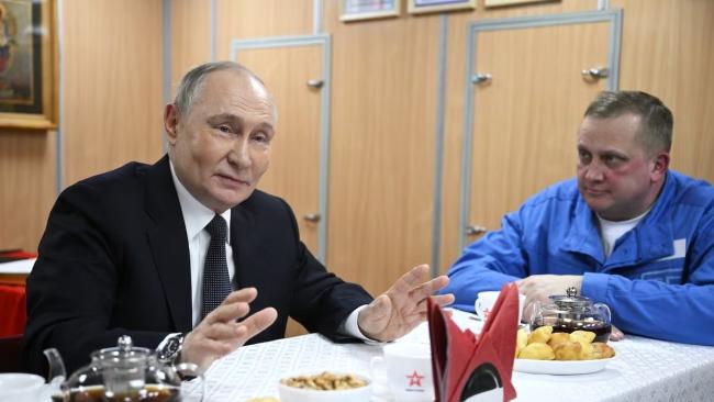 Vladímir Putin durante una visita a un submarino nuclear en Murmansk.