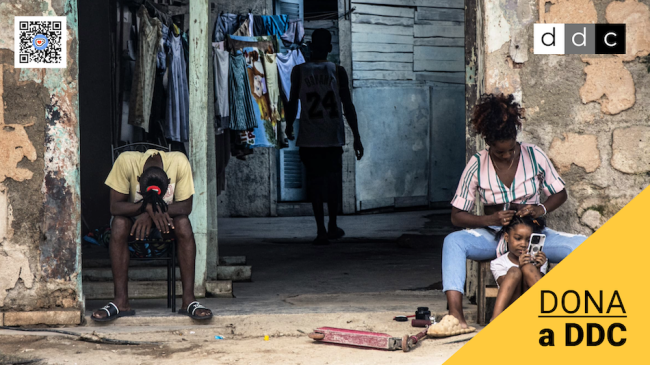 Residentes en un vecindario pobre de La Habana.