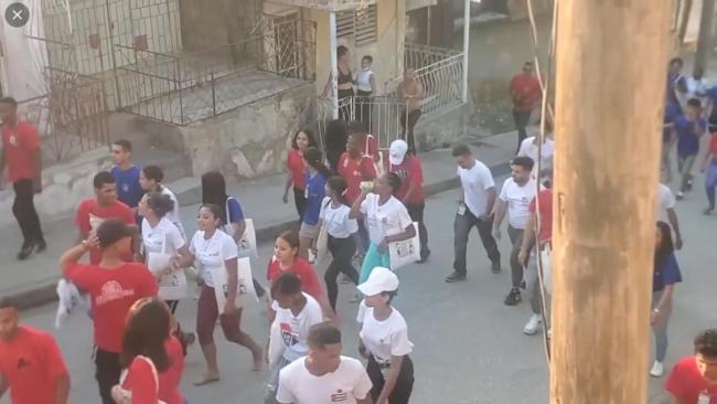 Desfile ante la sede de la UNPACU.