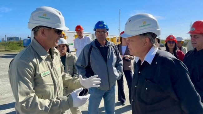 El embajador de Moscú en Cuba, Víktor Koronelli (der.), durante su visita al pozo petrolero operado por Zarubezhneft.