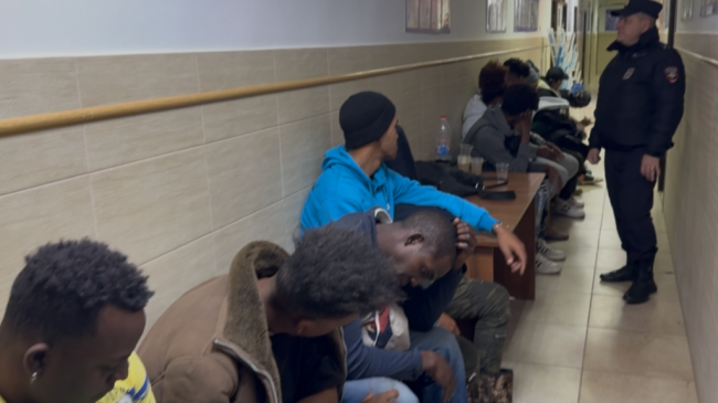 Varios de los cubanos en el centro de detención.