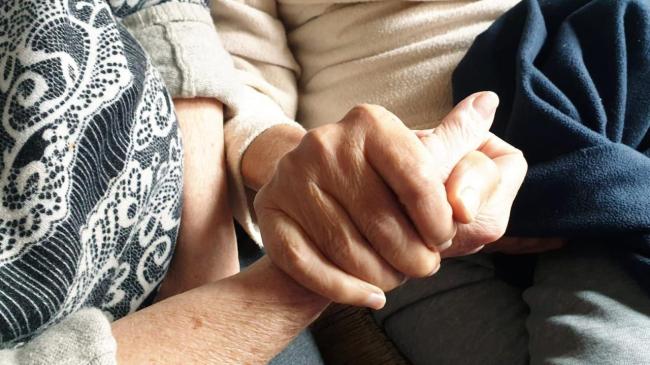 Manuel sujeta la mano de su esposa Emilia.