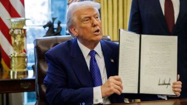 Donald Trump firma uno de sus decretos presidenciales.
