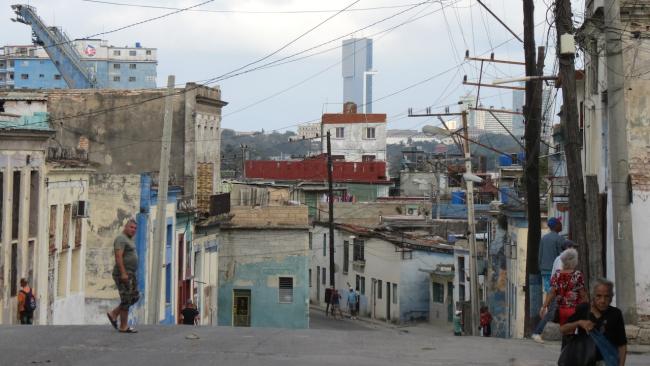 La Torre K de GAESA vista desde una calle de La Habana.