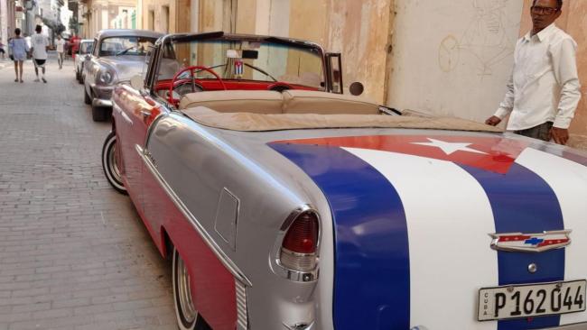 Cola vacía de autos destinado al paseo de turistas en La Habana.