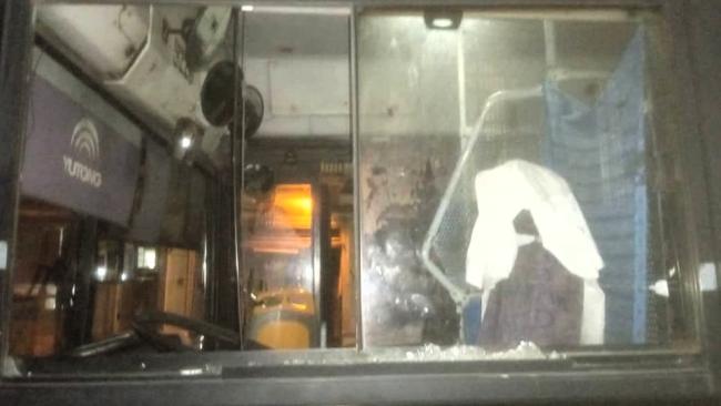 Ventanilla apedreada de un ómnibus que cubría la ruta 23 de Lawton.