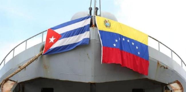Banderas de Cuba y Venezuela en la proa de un buque.