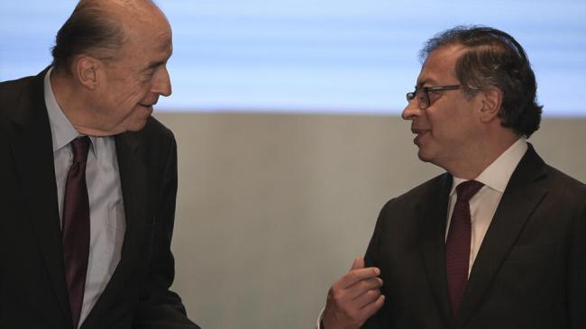 Gustavo Petro (der.) y su entonces canciller Álvaro Leyva, 2023.