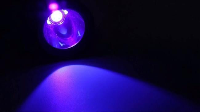 Luz negra ultravioleta.