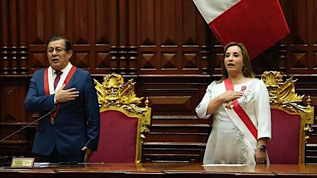 Eduardo Salhuana, presidente del Congreso, y Dina Boluarte, presidenta de Perú.