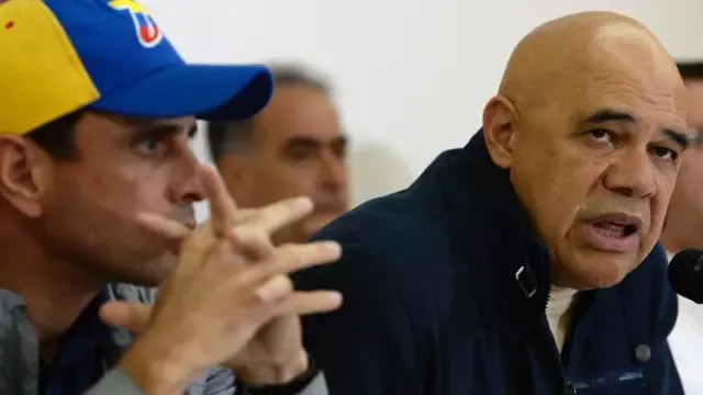 Henrique Capriles y Jesús Chúo Torrealba, opositores a favor de participar en las elecciones. 
