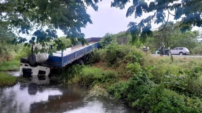 Rastra volcada en un canal en Granma tras perder el control.