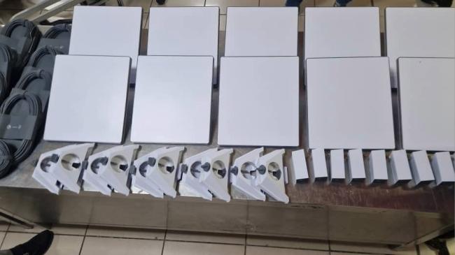 Parte de los equipos de Starlink confiscados en Cuba.
