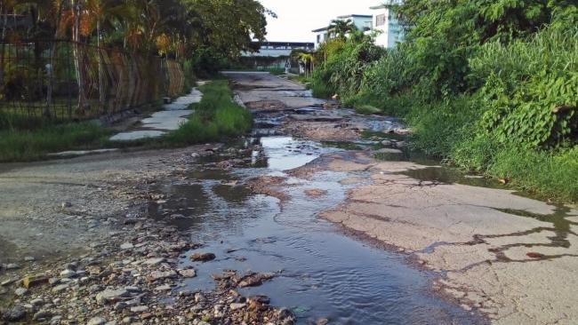 Aguas albañales en una calle cubana.