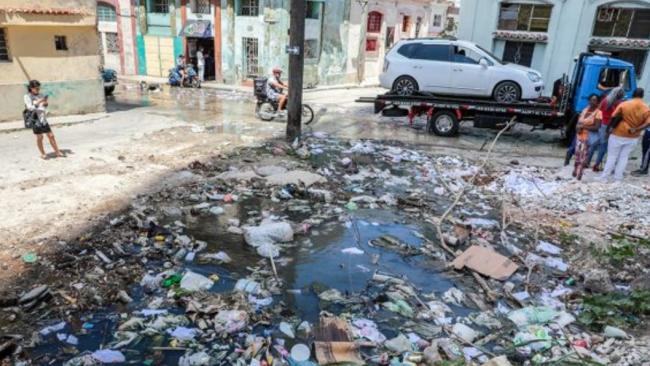 Agua contaminada en la esquina de Tejas.