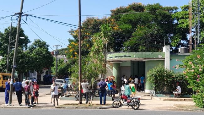 Cola en una sucursal del Banco Metropolitano, en La Habana.