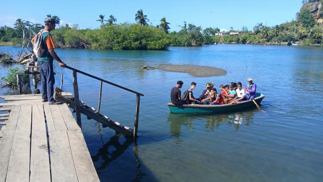 Los pobladores de Boca de Miel se trasladan en bote a Baracoa ante la ausencia del puente.