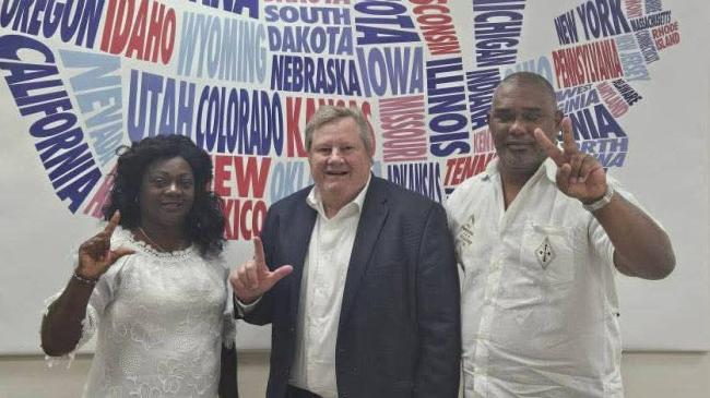 Berta Soler y Ángel Moya junto a Mike Hammer, jefe de la misión diplomática de EEUU en Cuba.