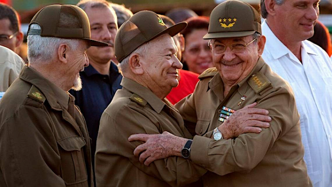 Ramiro Valdés, Guillermo García Frías y Raúl Castro.