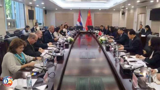 Reunión entre funcionarios cubanos y chinos.