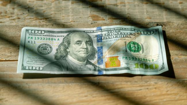 Un billete de 100 dólares estadounidenses.