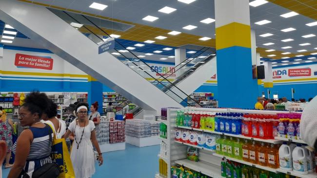 Clientes en el interior de Casalinda.