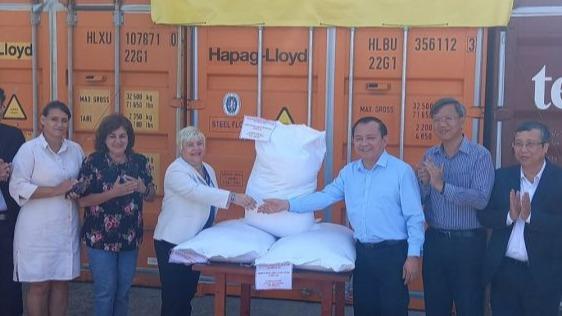 Acto oficial de entrega del cargamento de arroz de Vietnam.