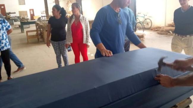 Taller de fabricación de ataúdes en Sancti Spíritus.