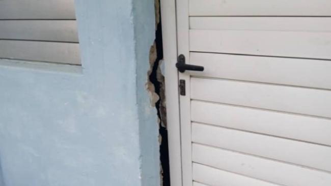 Puerta de un consultorio médico violentada para acceder al local.