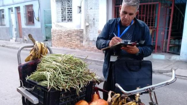 Un inspector multa a un carretillero en La Habana.