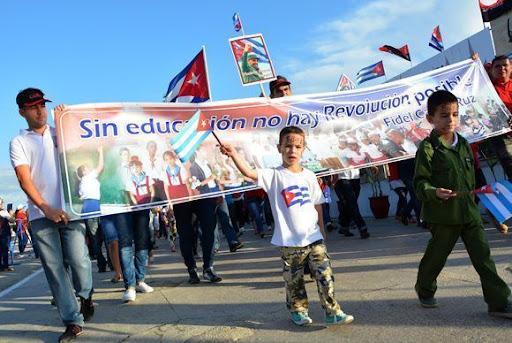 Niños en el desfile del Primero de Mayo en la Plaza de la Revolución de La Habana.