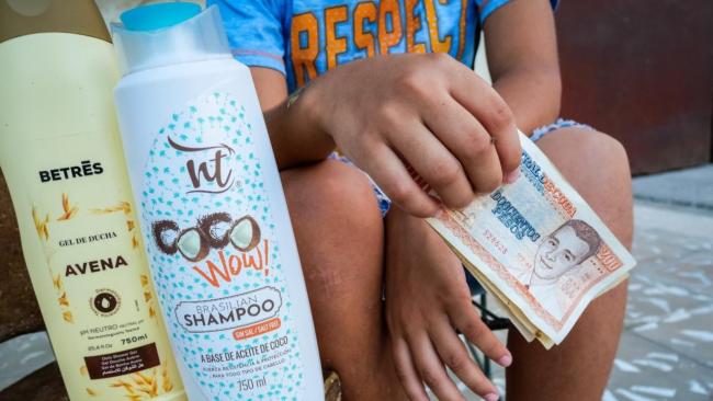 Un niño en Cuba vendiendo productos de higiene personal.