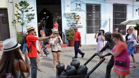 Turistas extranjeros de recorrido por Camagüey.