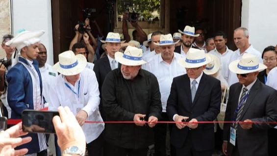 Manuel Marrero (centro), inaugura FITCuba 2025.