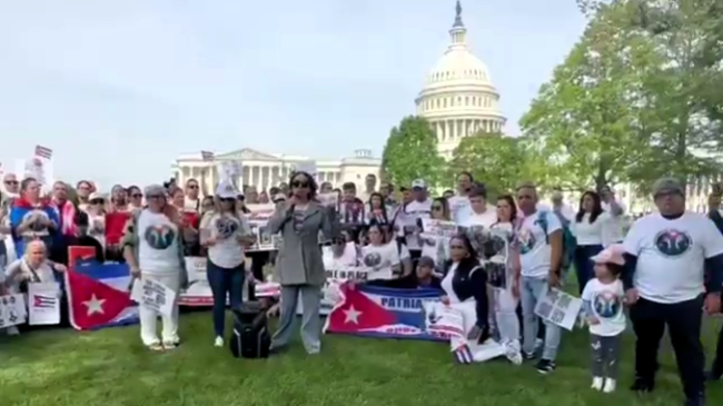 Cubanos con I-220A protestan en Washington, el viernes 25 de abril.