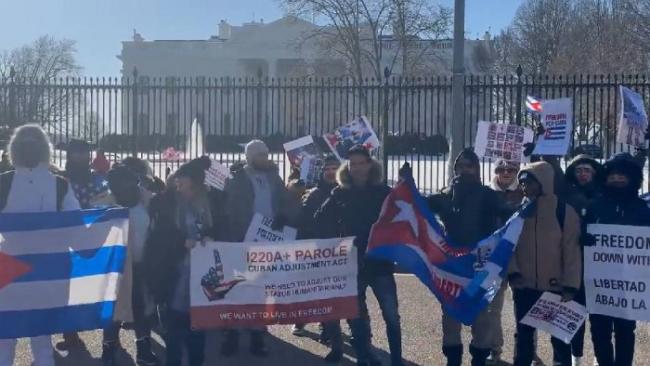 Cubanos con I-220A exigen una solución frente a la Casa Blanca en octubre de 2024.
