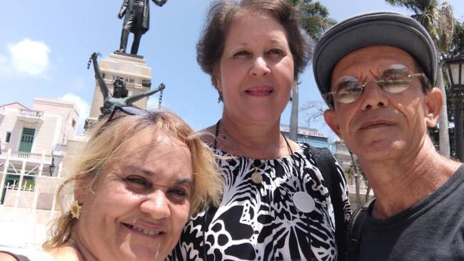 Jenny Pantoja, Alina Bárbara López Hernández y Jorge Fernández Era en el Parque de la Libertad de Matanzas. 