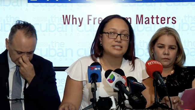Eliannis Ramírez (al centro), madre del niño Damir Ortiz, durante una conferencia de prensa en Miami.